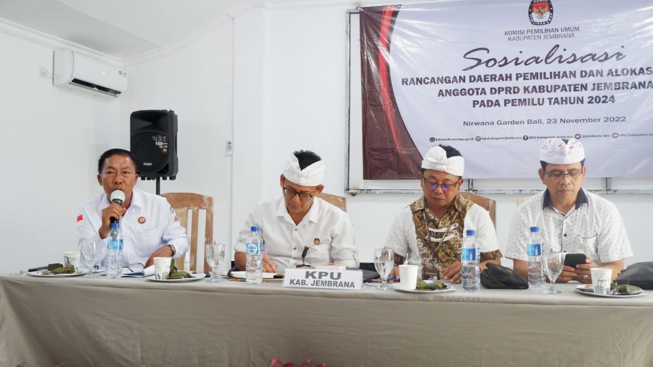 Plh Ketua Bawaslu Jembrana I Nyoman Westra (pegang mic) saat menghadiri undangan KPU Kabupaten Jembrana dalam rangka Sosialisasi PKPU No.6 tahun 2022 Rabu (23/11).