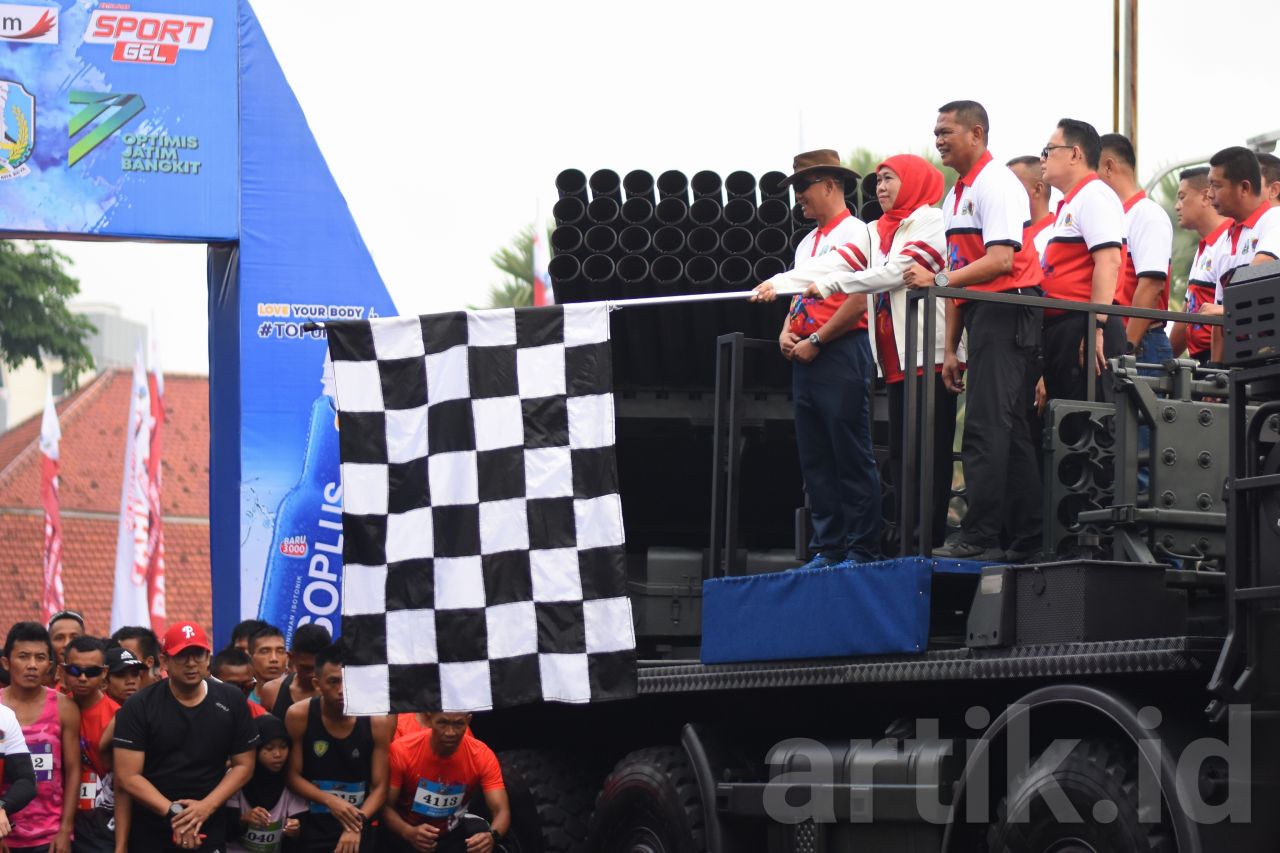 Khofifah melepas peserta Jatim Run 2022 (foto: Fudai)