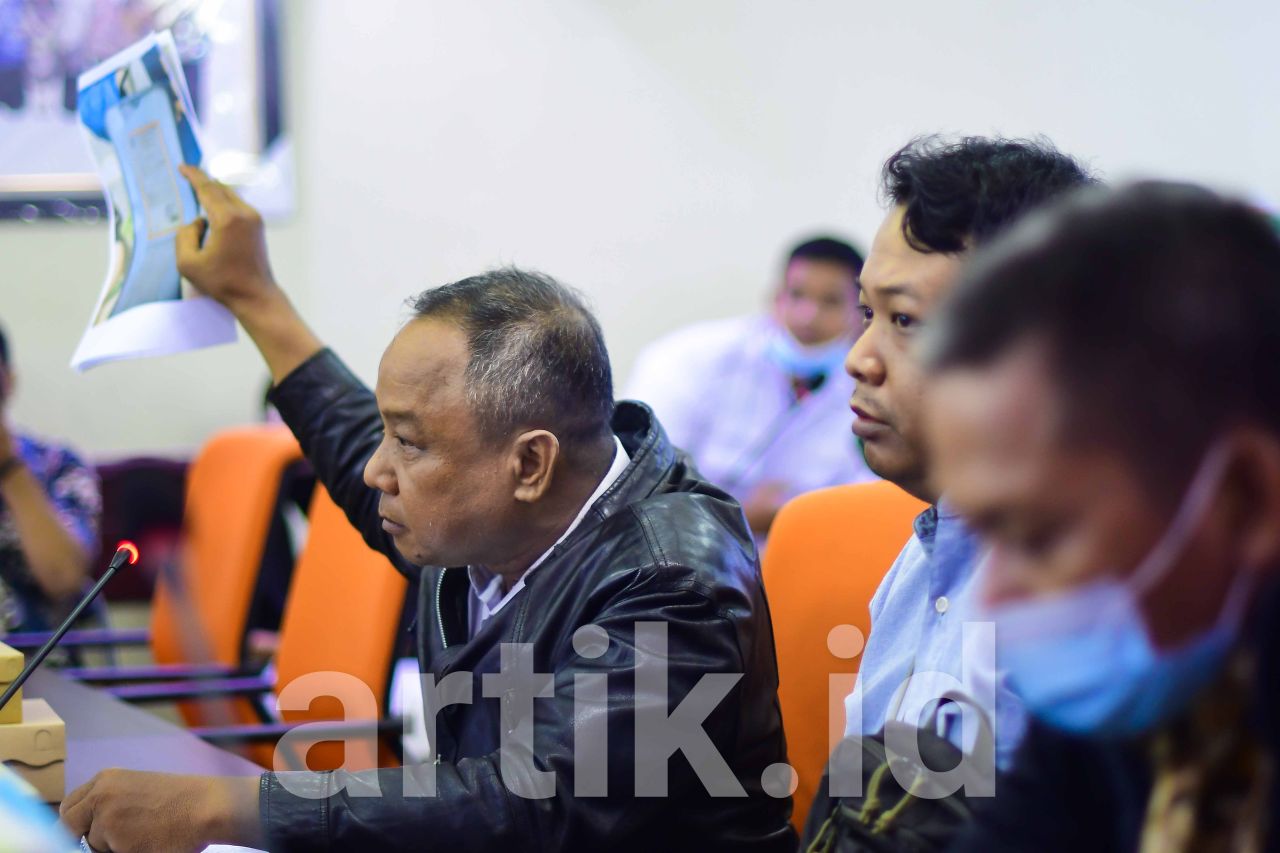 Pihak pengadu, Bapak Soleh interupsi rapat