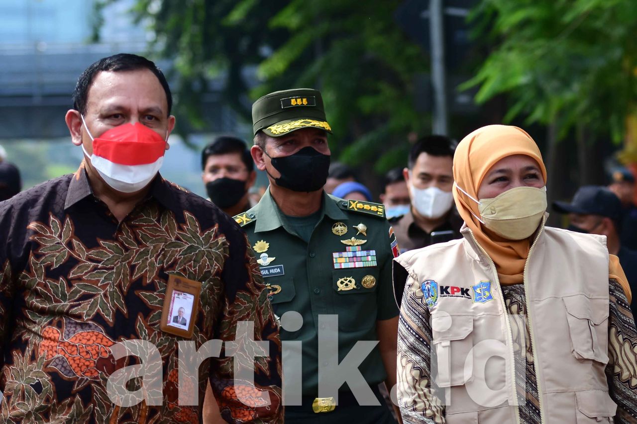 Firli Bahuri di kiri, Khofifah di kanan (foto ©artik.id/fudai) 