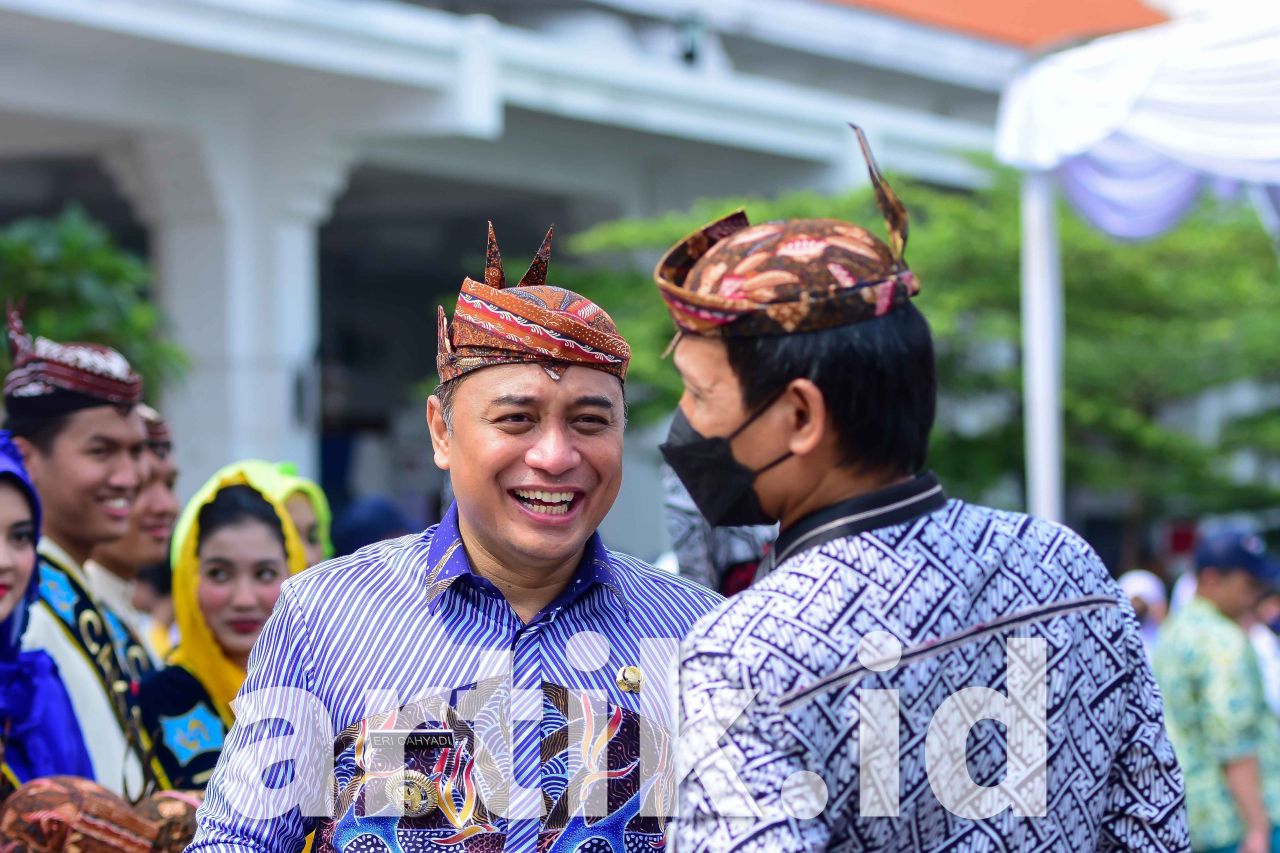 Eri Cahyadi menunggu undangan di perhelatan Hari Anti Korupsi Sedunia (foto ©artik.id/fudai)