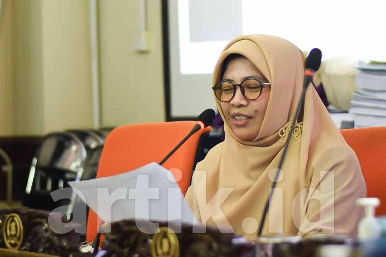 Pekerjaan DSDABM Molor, Aning Rahmawati Bilang Warga Surabaya Dirugikan