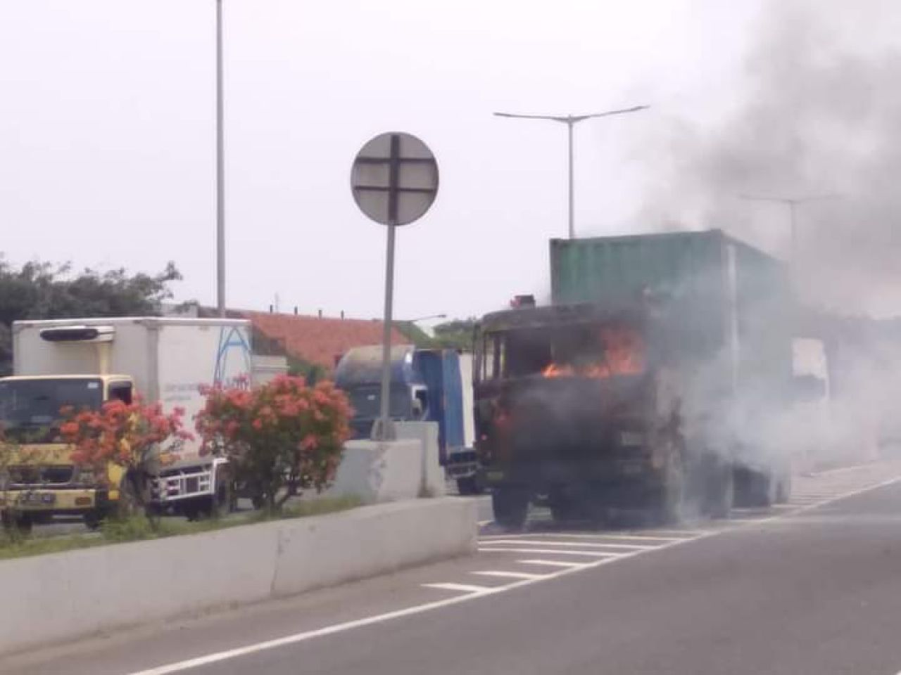 Truk di Jalur Exit Tol Sunda Terbakar, 1 Unit Damkar Dikerahkan