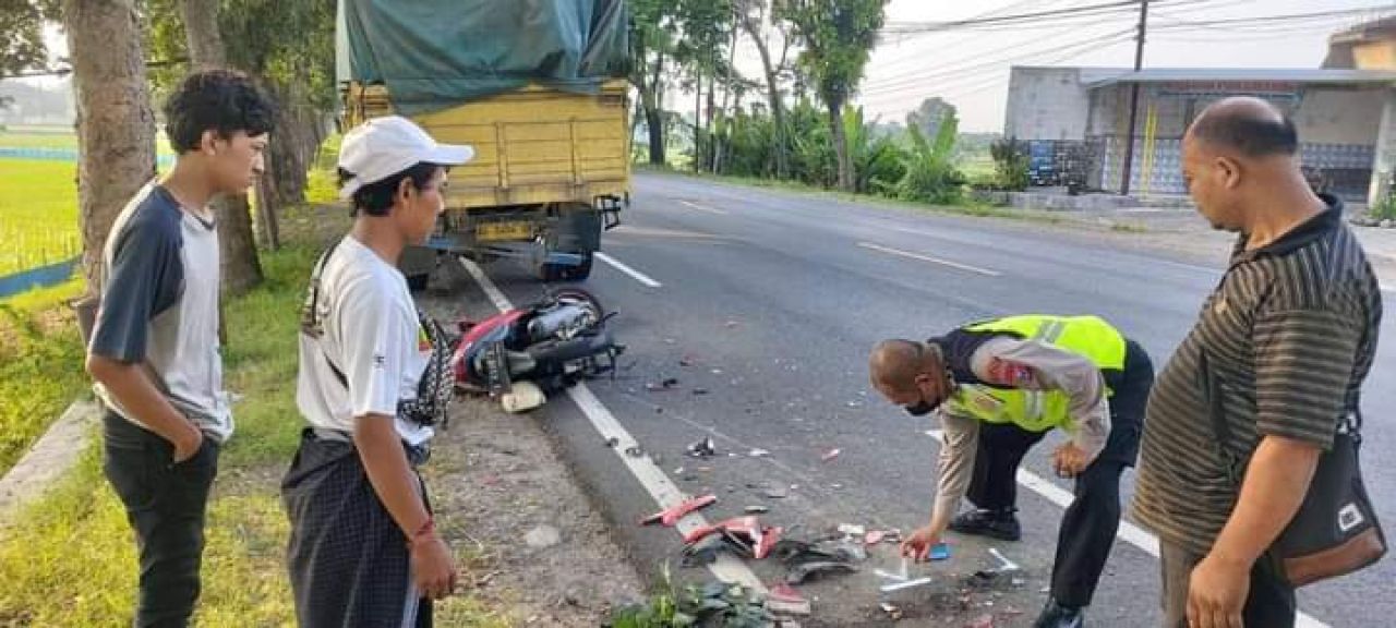 Lepas Helm, Pemotor di Tuban Hantam Truk Parkir Hingga Tewas
