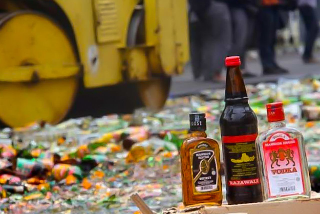 Polres Blitar Kota Musnahkan Ribuan Botol Miras dan Pil Berbahaya