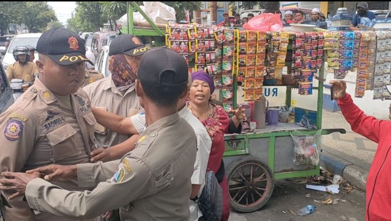 Dagangan Diangkut, PKL di Depan RSMZ Sampang Ricuh dengan Pol-PP