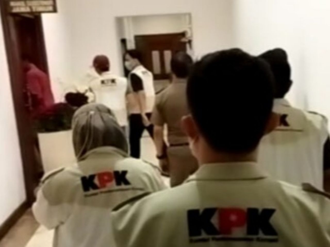 Ruang Kerja Digeledah 9 Jam oleh KPK, Khofifah Siap Bantu Data Jika Diperlukan