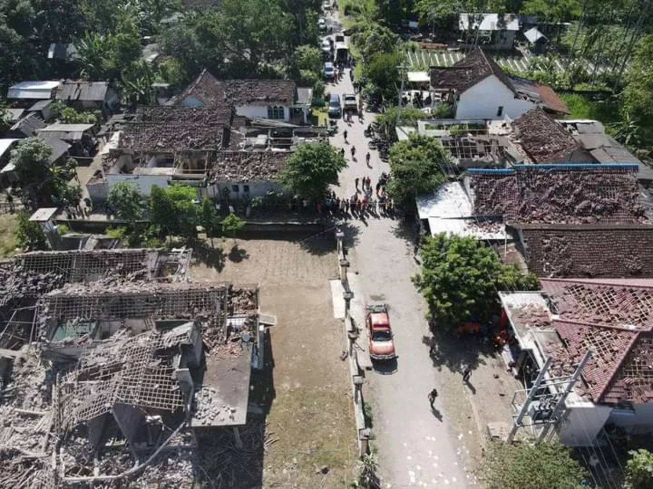 Puluhan rumah di sekitar ledakan