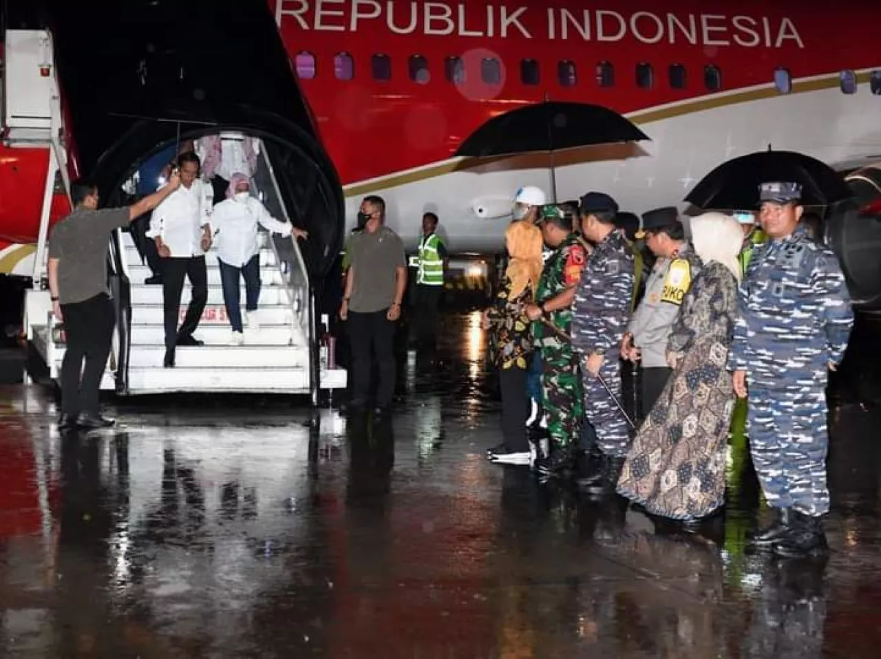 Harlah Satu Abad NU, Presiden Joko Widodo dan Ibu Iriana Tiba di Bandara Juanda