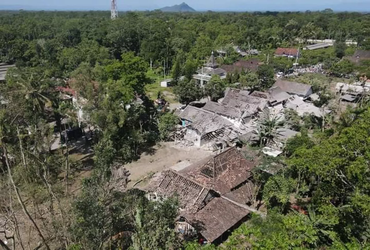 Puluhan rumah di sekitar ledakan