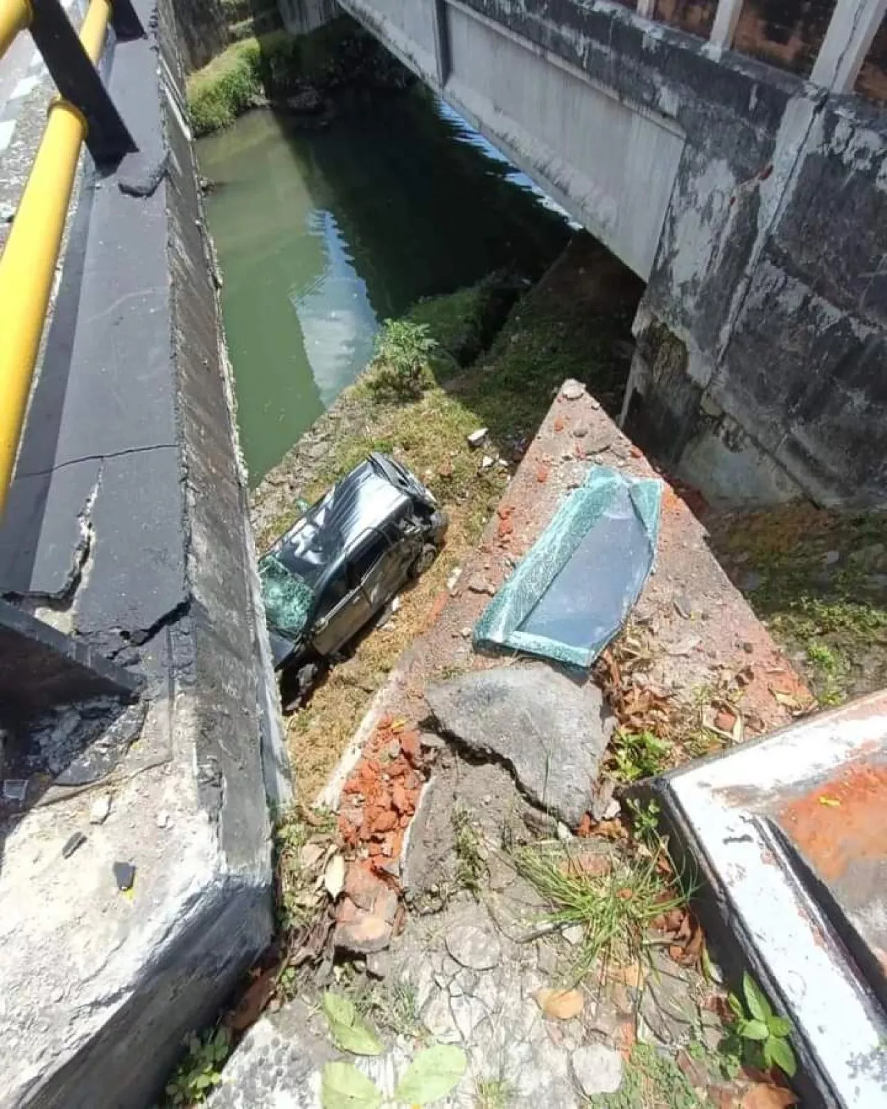 Dihantam Truk, Avanza Terjunglal ke Bawah Jembatan di Baypas Ida Bagus Mantra