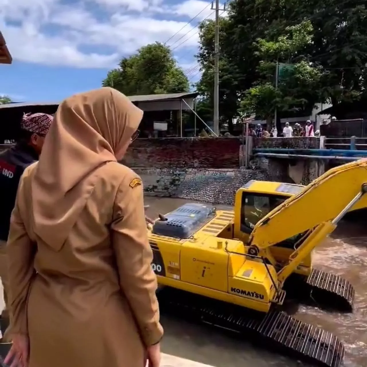 Ipuk Fiestiandani Tinjau Langsung Pengerukan Sedimen di Aliran Kali Lo