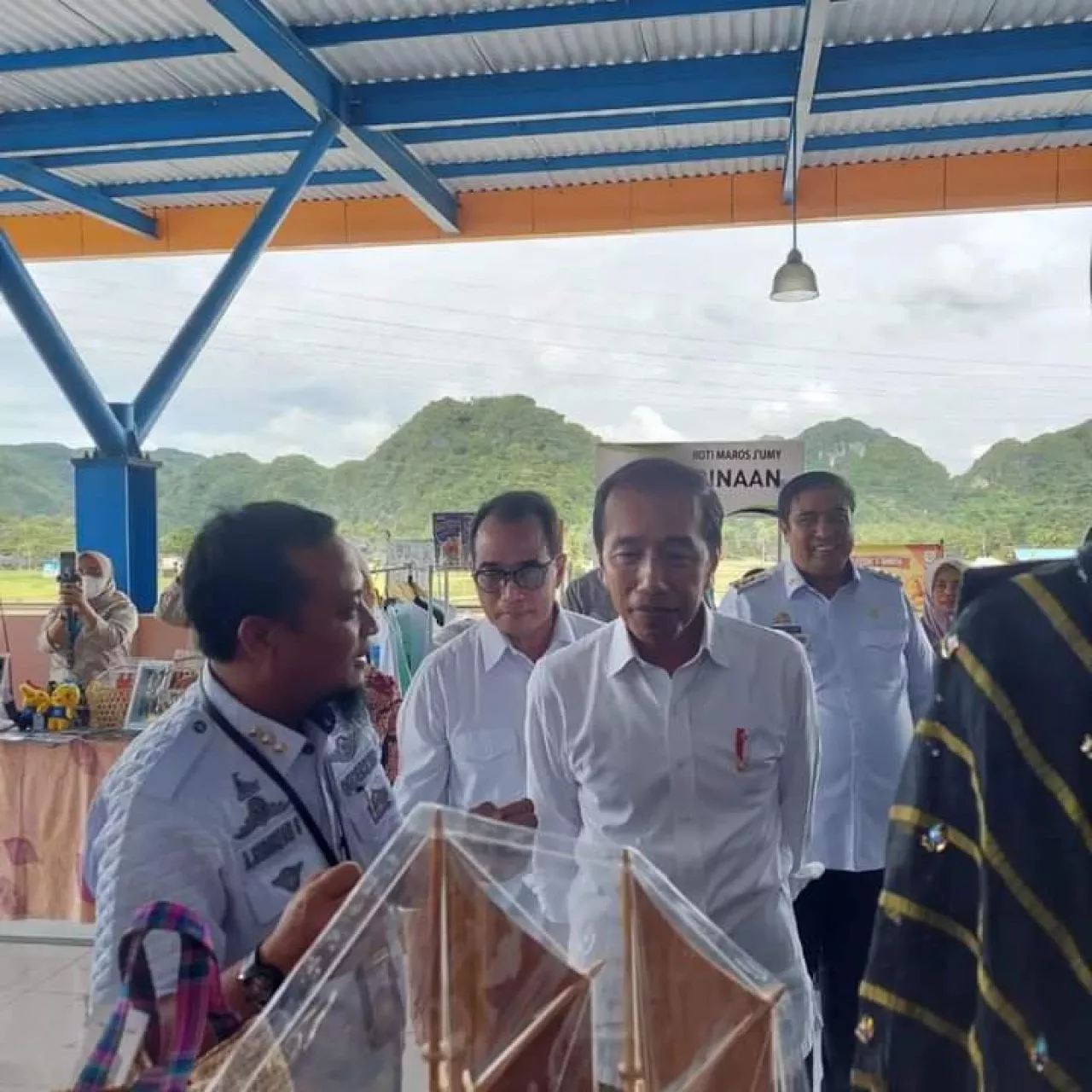Lawatan ke Bulukumba, Presiden Jokowi Kunjungi Stan Pameran UMKM