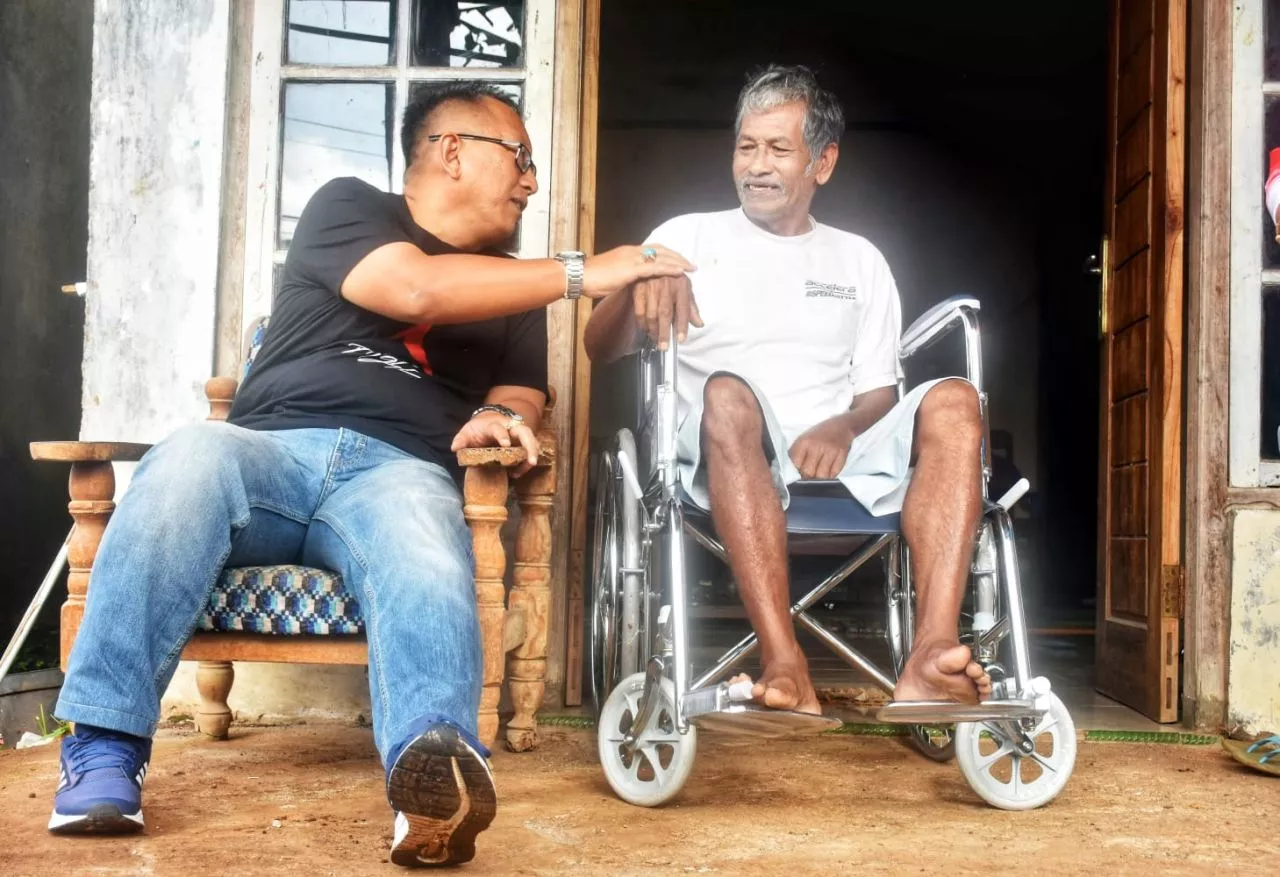 Sakit dan Kena Longsor, Warga Bugel Dapat Kursi Roda dari Penjabat Wali Kota Salatiga