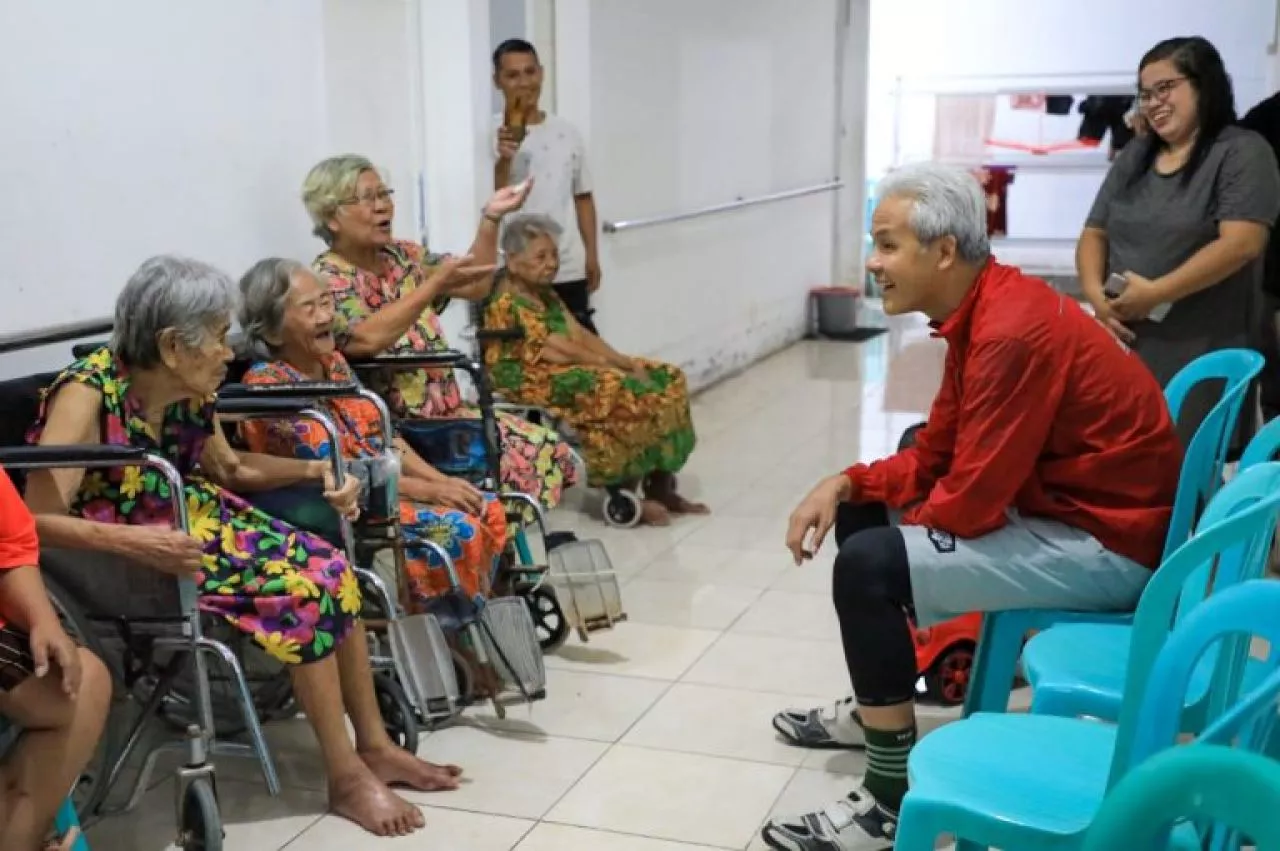 Ganjar Pranowo Ngabuburit ke Wisma Lansia Panji Kristus Agape