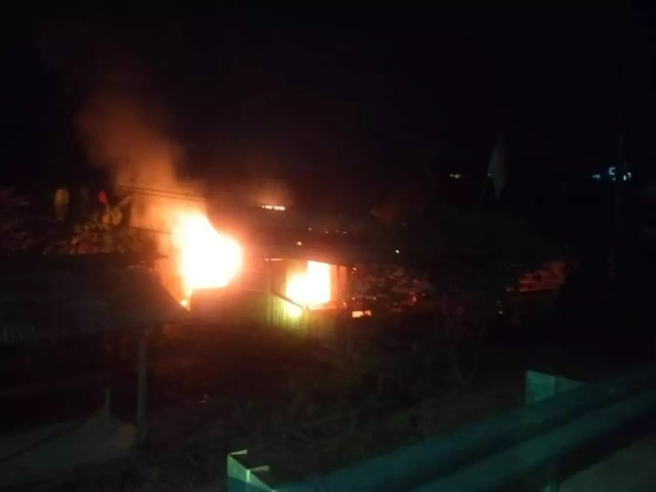 Karena Arus Pendek, Sebuah Warung di Dusun Petewong Mandalika Terbakar