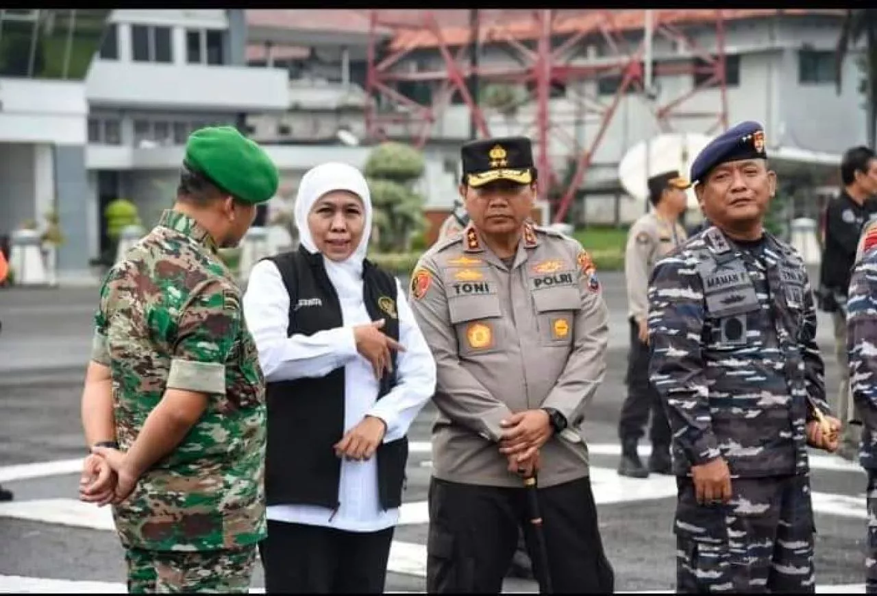 Gelombang Pasang, Khofifah Pasok Logistik ke Masalembu dengan KRI Malahayati