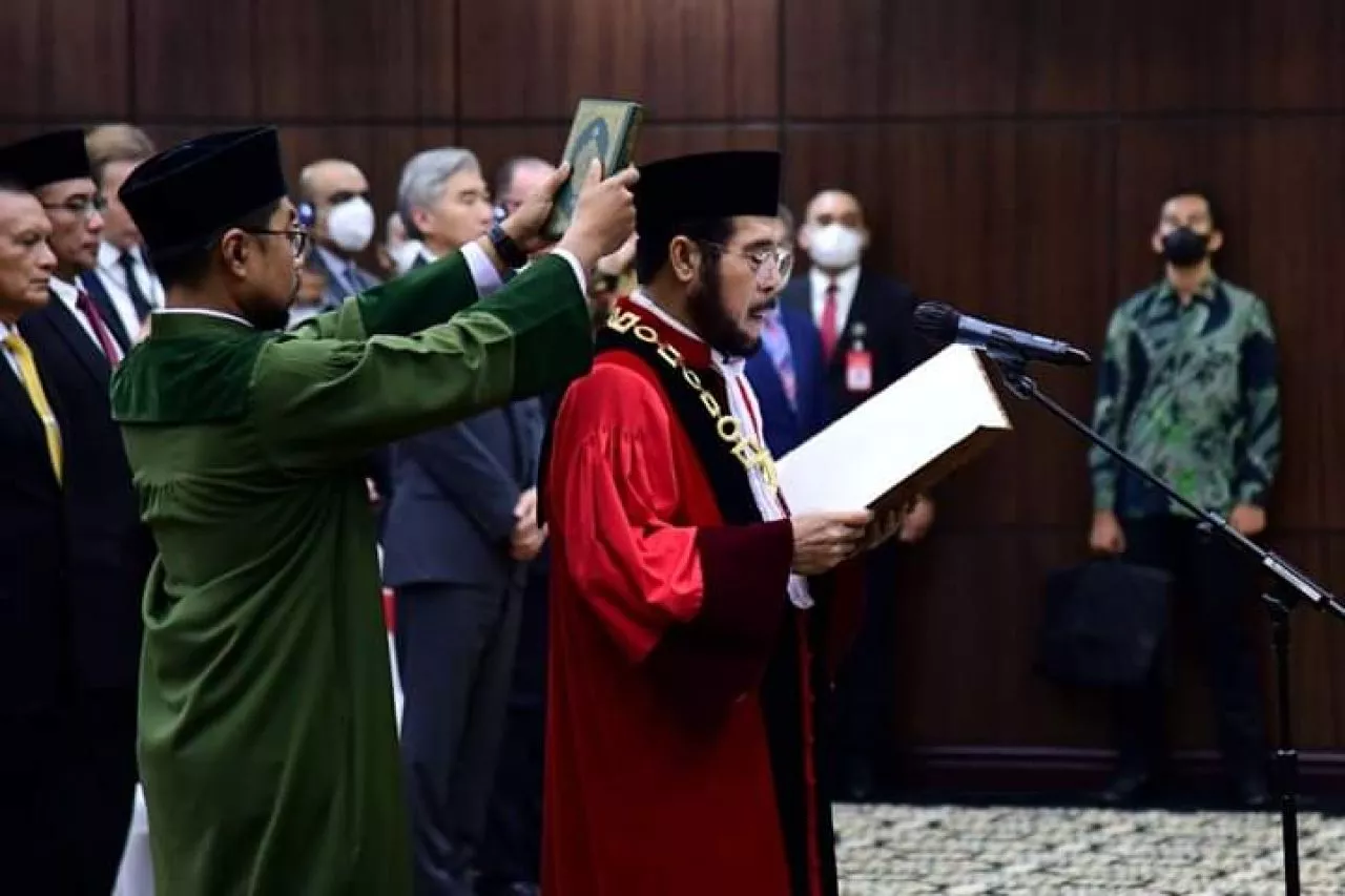 Jokowi Saksikan Pengucapan Sumpah Anwar Usman Sebagai Ketua MK Baru