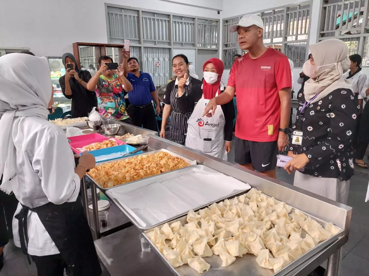 Berkunjung ke Sejumlah SMK di Surakarta, Ganjar Lihat Ruang Pabrik Memasak