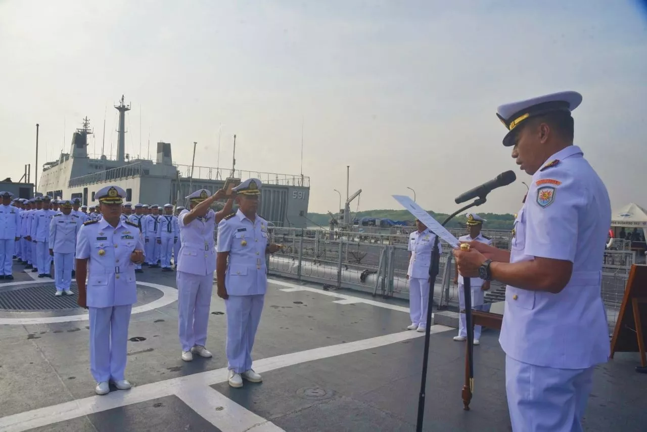 Serah Terima Tongkat Komando Komandan KRI Karel Satsuit Tubun-356