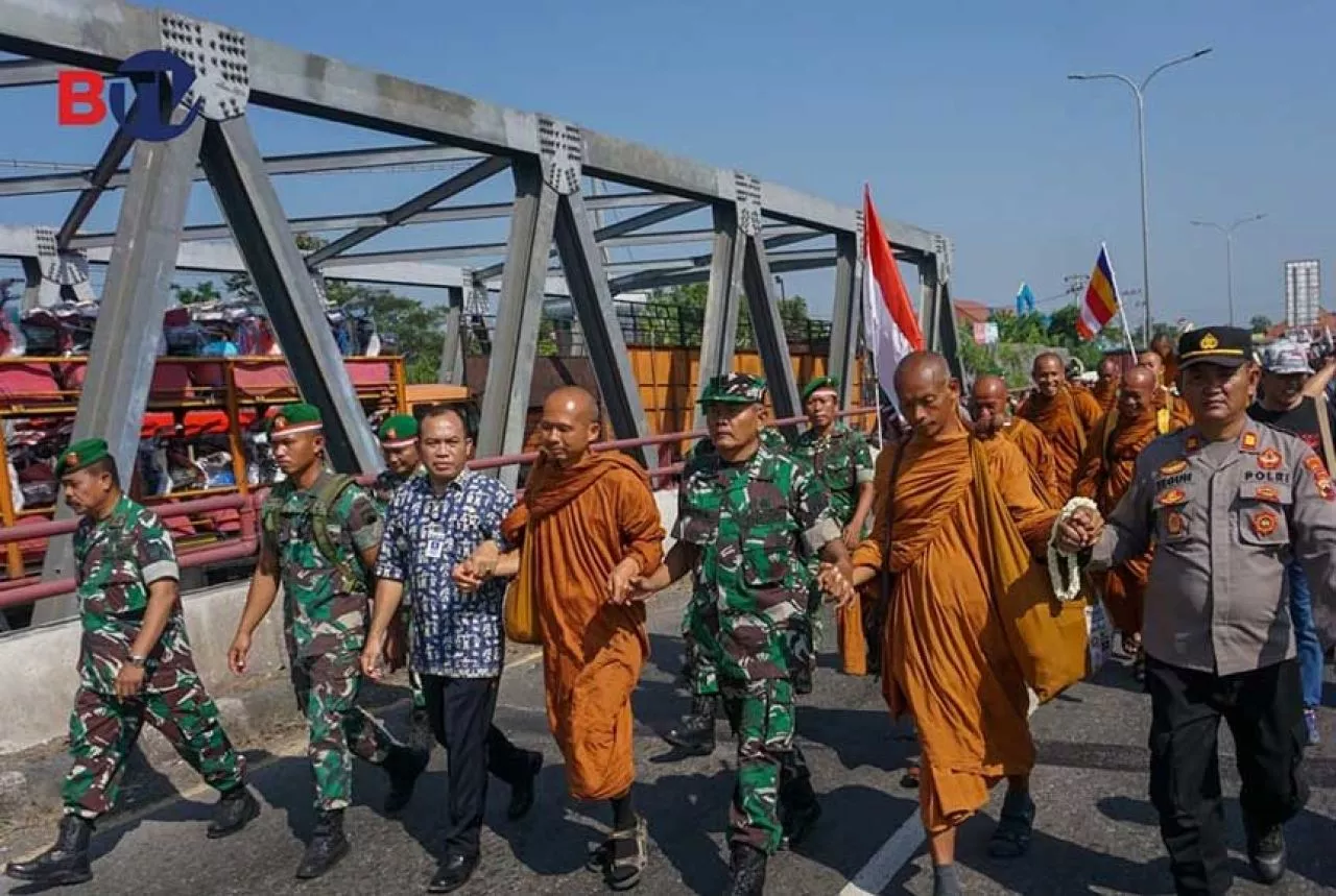 Para Biksu Thudong Tiba Borobudur, Warga Sambut dengan Hangat