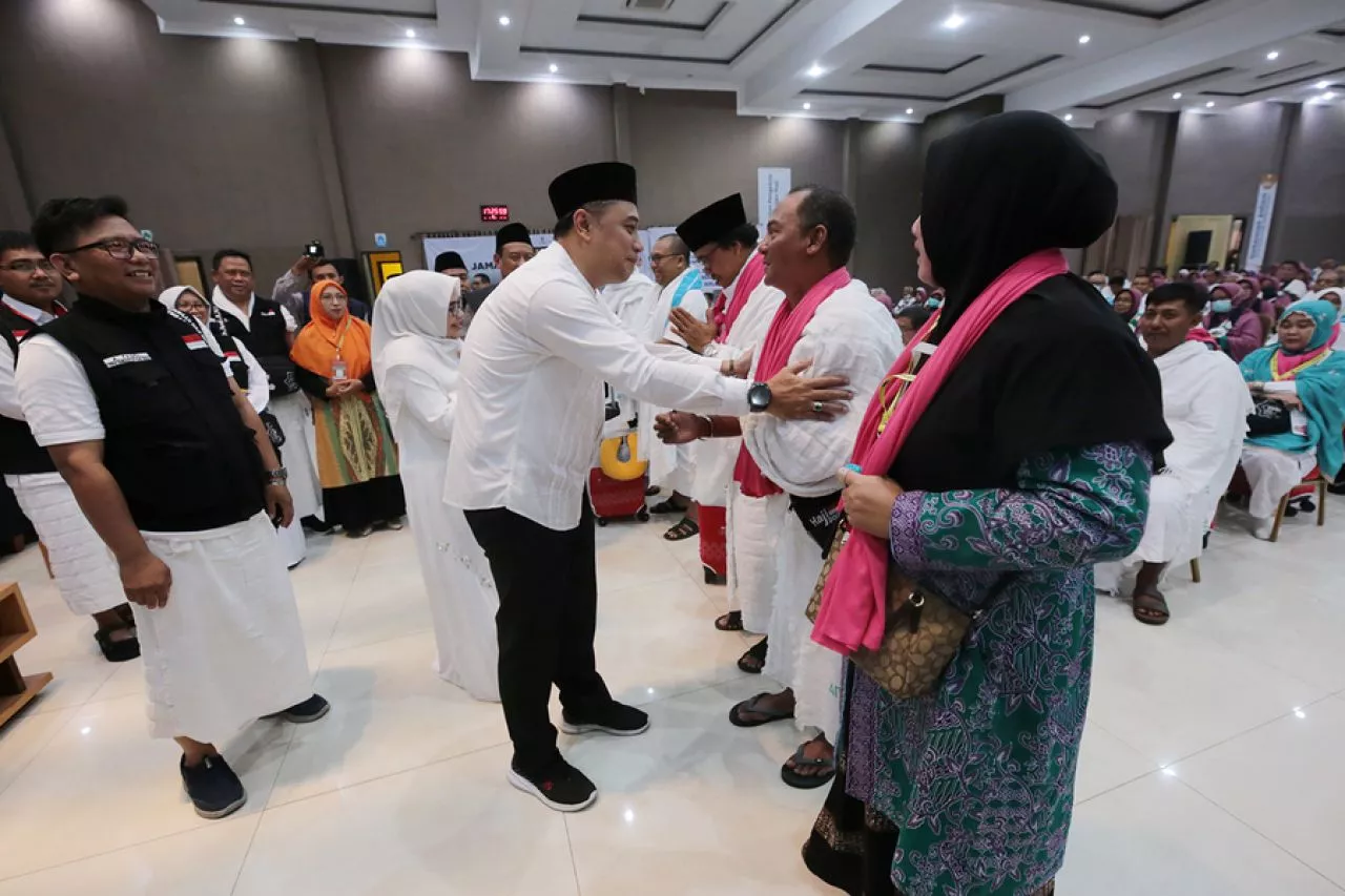 Lepas CJH Kloter 80, Eri Cahyadi Minta Doakan Kota Pahlawan Surabaya