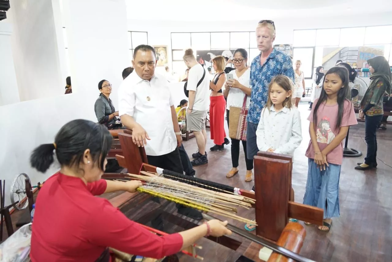 Puluhan Turis Asing Kunjungi Sentra Tenun Jembrana