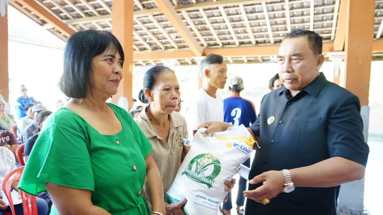 Bupati Tamba Kembali Salurkan Bantuan Beras CPP Tahun 2023 di Jembrana
