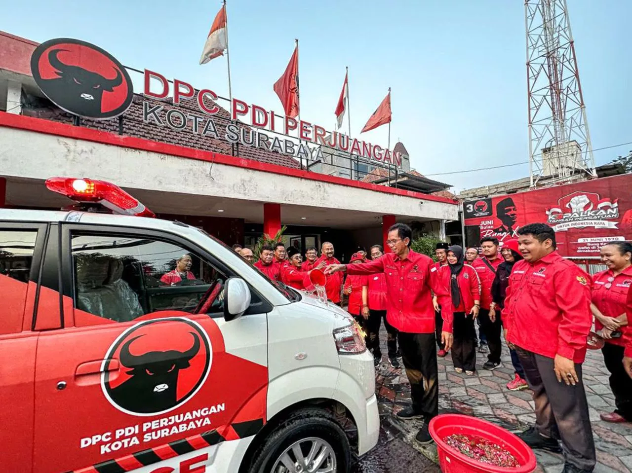 PDI Perjuangan Surabaya Tambah Satu Unit Ambulan untuk Layanan Sosial