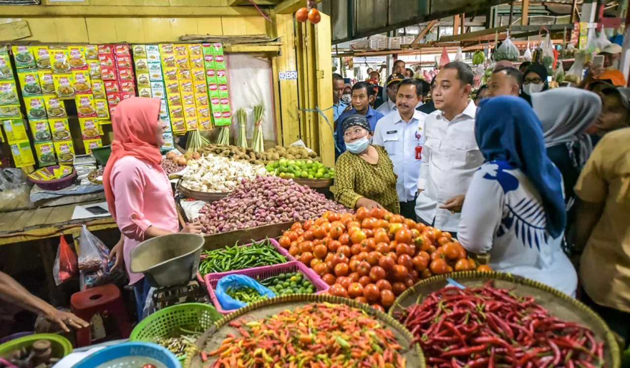 Kerja Keras Eri Blusukan ke Pasar Buahkan Hasil, Inflasi di Surabaya Turun