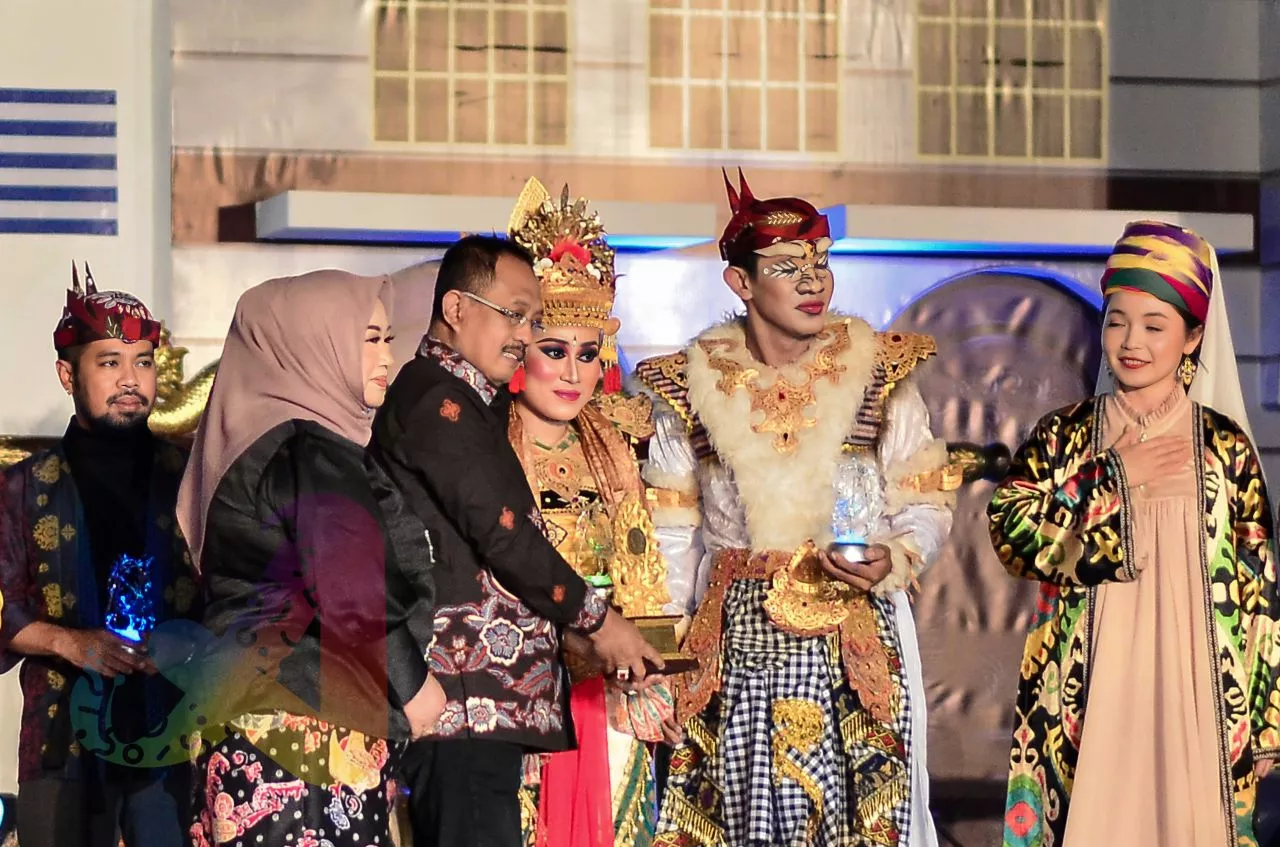 Penutupan Surabaya Cross Culture, Armuji dapat Cinderamata Kapal Pinisi