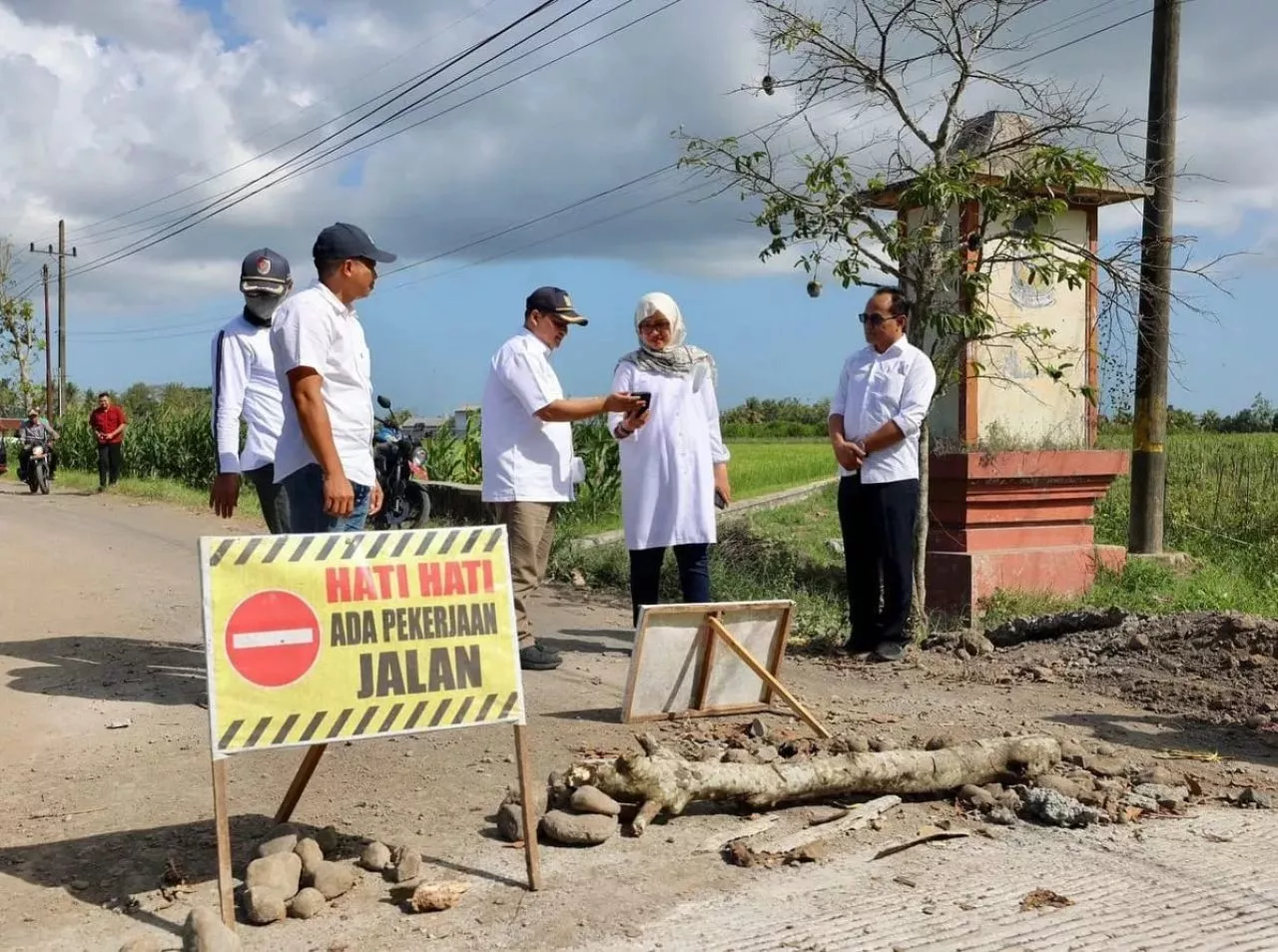 Bupati Ipuk Fiestiandani Sidak Sekumlah Pembangun Jalan di Banyuwangi
