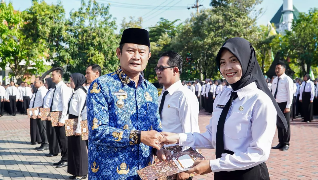 Bupati Lamongan Beri SK 980 Pegawai dengan Perjanjian Kerja untuk Guru PPPK