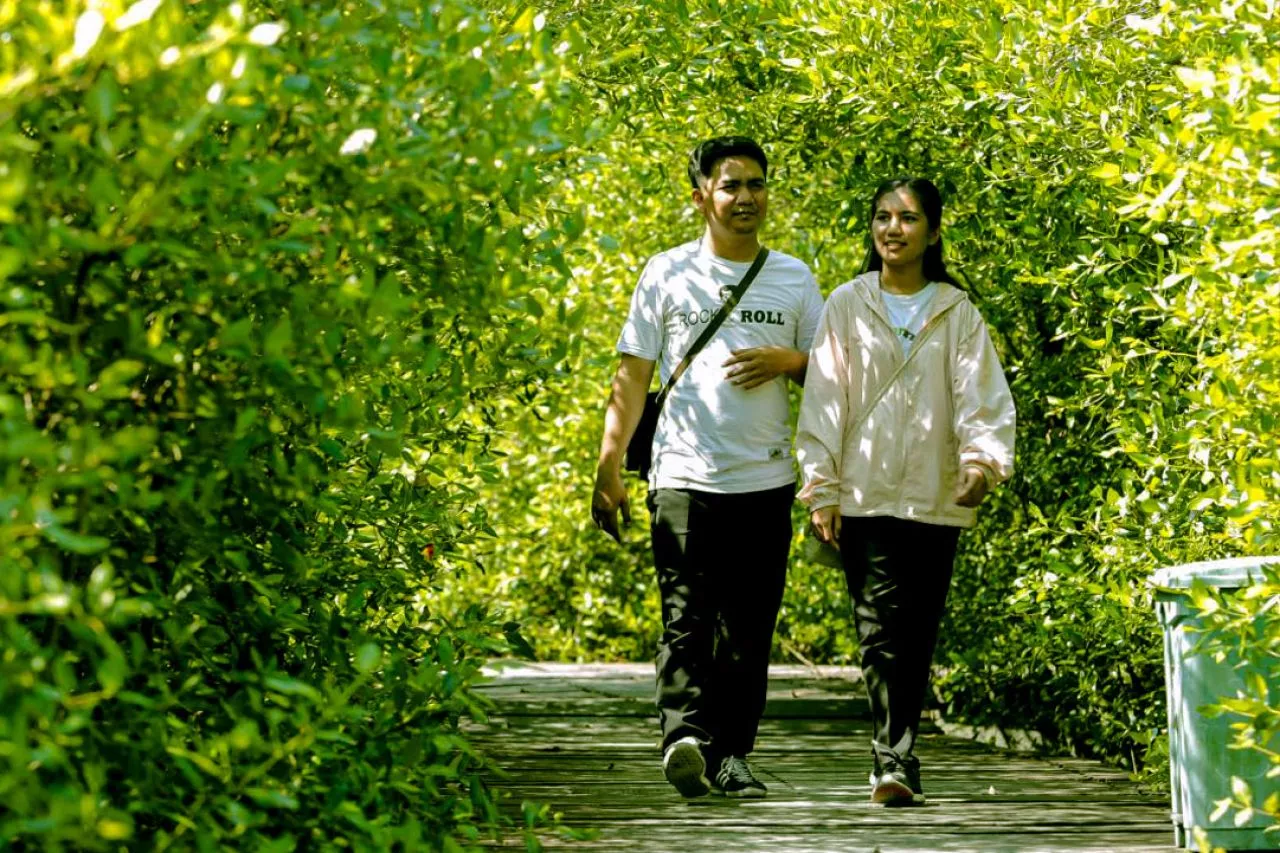 Eri Cahyadi Cek Kesiapan Kebun Raya Mangrove Gunung Anyar Sebelum Diresmikan