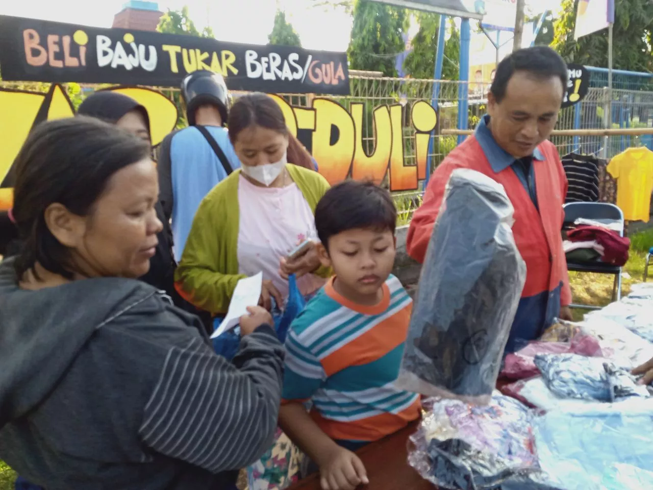 IKA AWS dan Gusdurian Gelar Bazar Peduli di Kampus Stikosa, Nginden Intan Timur