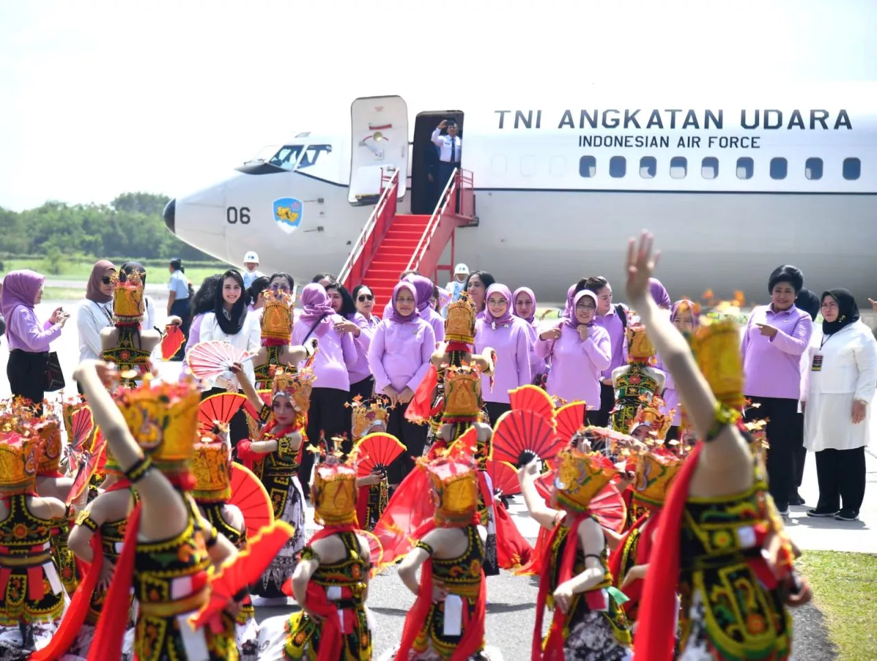 Iriana Joko Widodo Tiba di Banyuwangi Disambut Tari Jejer Gandrung Kembang Menur