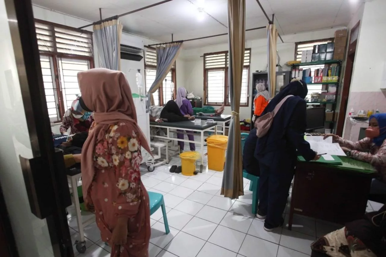 Gawat! 71 Warga Tanah Kali Kedinding Keracunan Usai Makan Daging Kurban