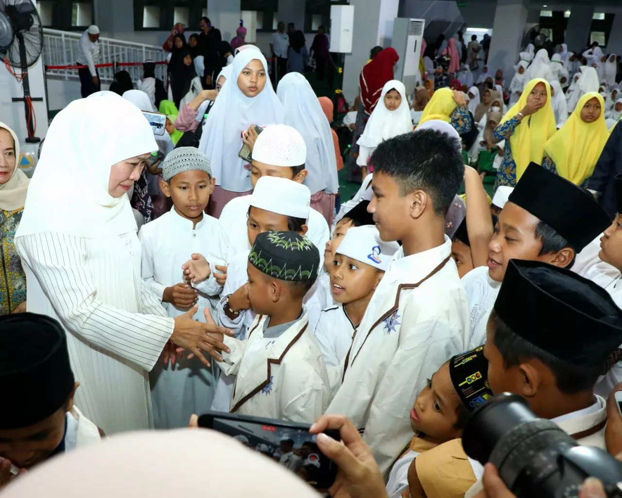 Khofifah Indar Parawansa Peringati Satu Suro dengan Berbagi pada 1000 Anak Yatim