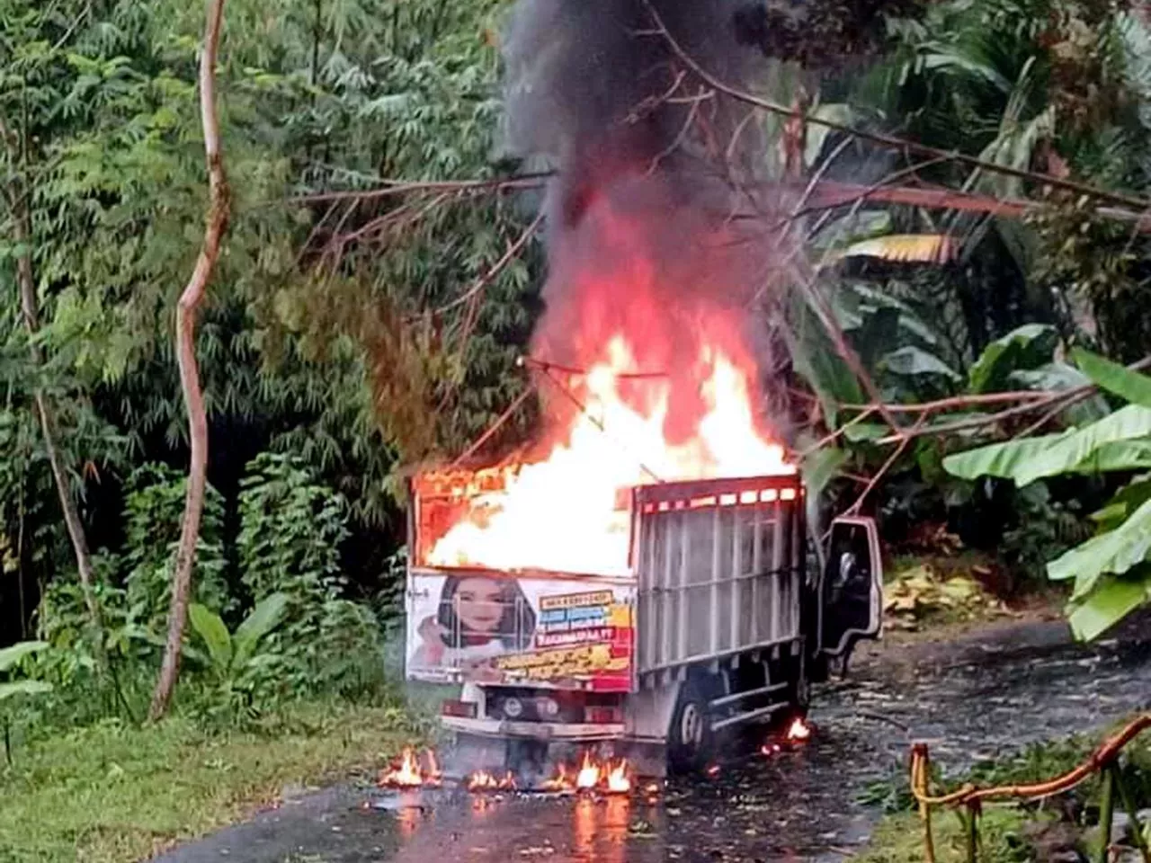 Truk Bermuatan Benang di Batang Terbakar, Pengemudi Terpental