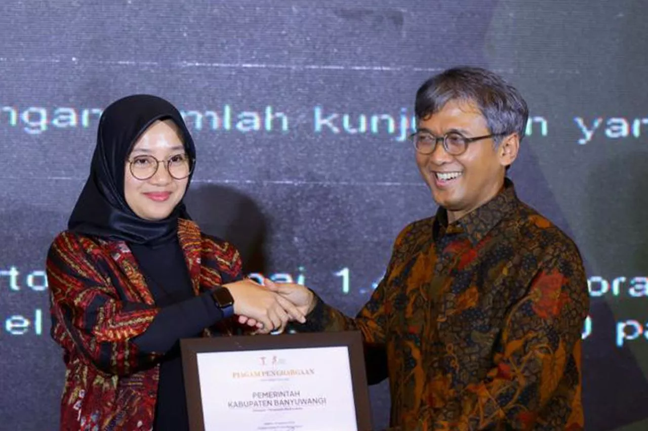 Bupati Ipuk Fiestiandani Mendapat Award Apresiasi Tokoh Indonesia