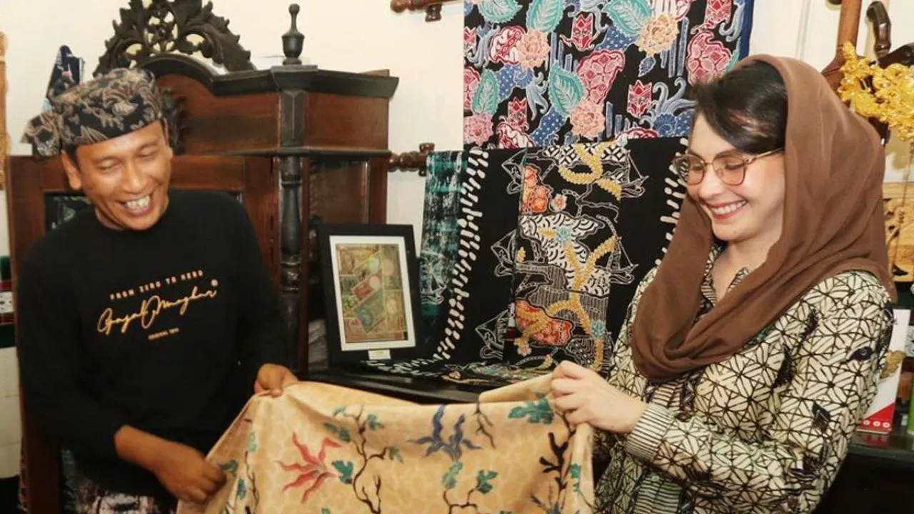 Arumi Bachsin Kunjungi Sentra Tenun Gresik untuk Mendokumentasi Wastra Jatim