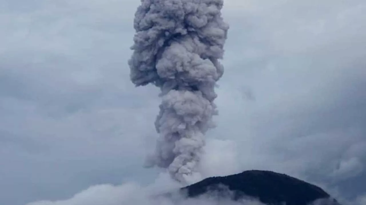 Gunung Ibu di Halmahera Barat Meletus Kolom Abu Mencapai 600 Meter dari Puncak