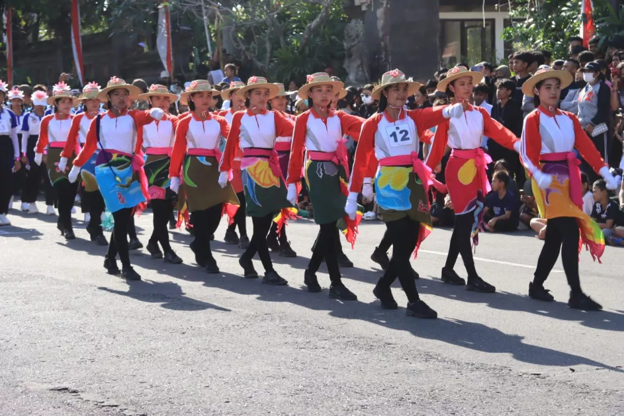 Lomba Gerak Jalan Kreasi Tingkat SMP dan SMA Meriahkan Hut Kota Negara ke-128