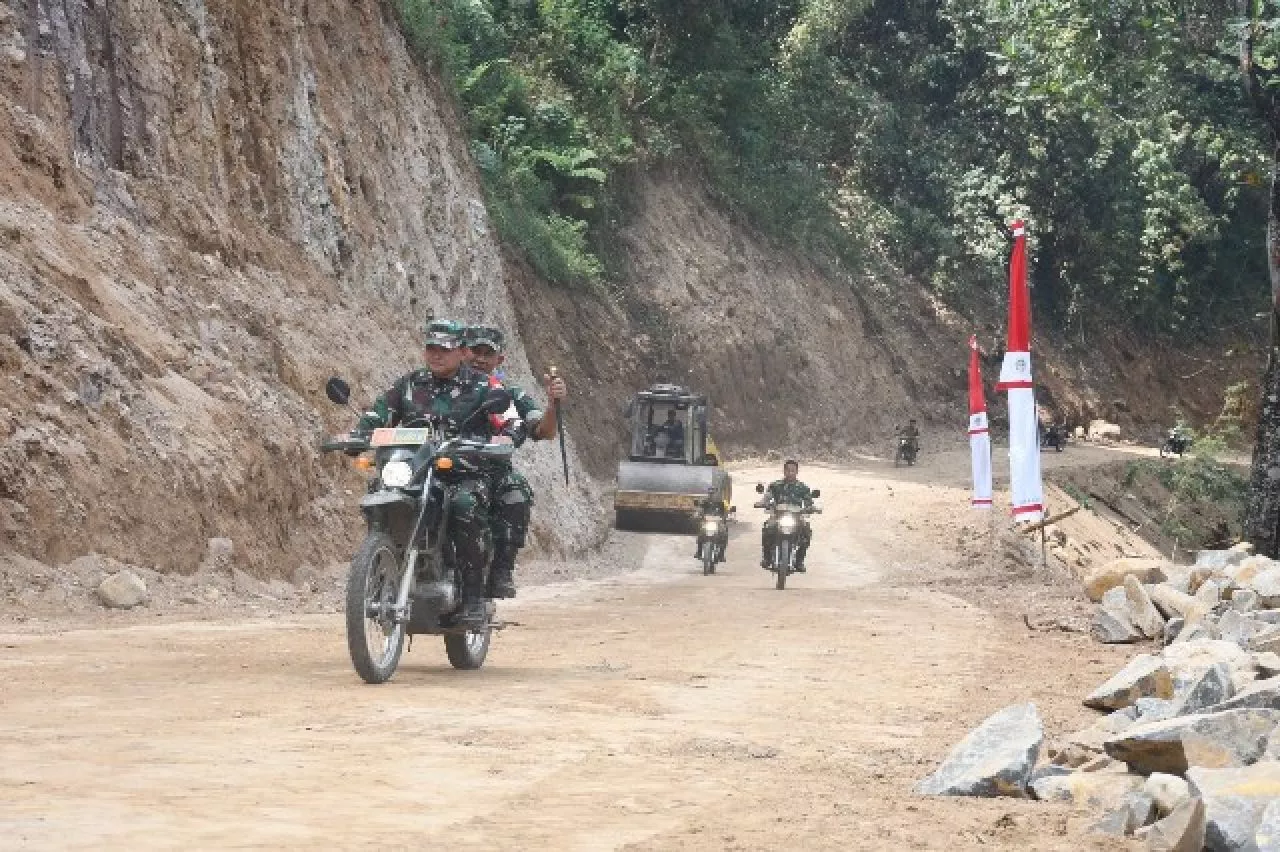 Danrem 081/DSJ Jajal Jalan Baru Hasil TMMD ke-117 Madiun