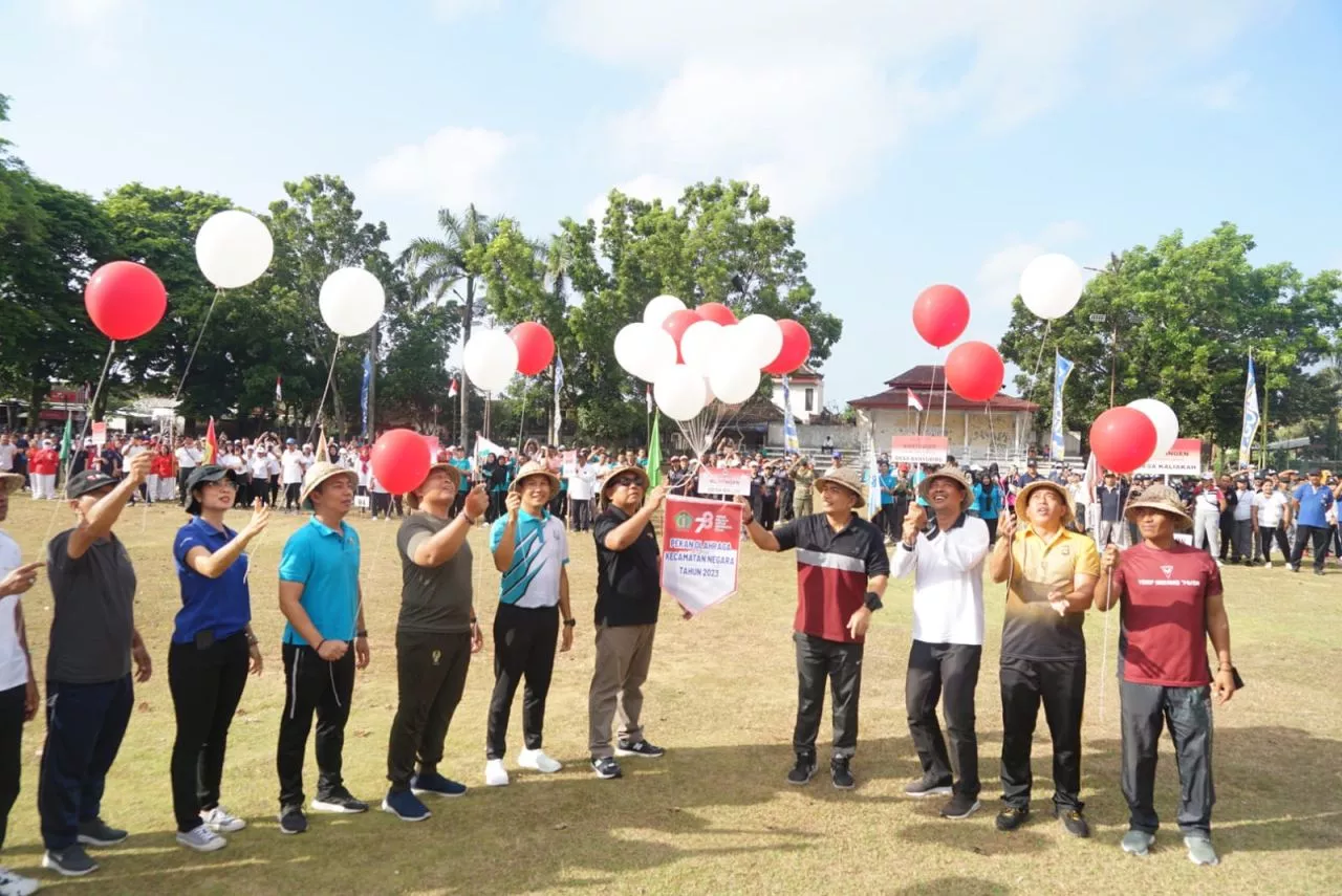Lomba Permainan Tradisional Meriahkan Porcam Kecamatan Negara