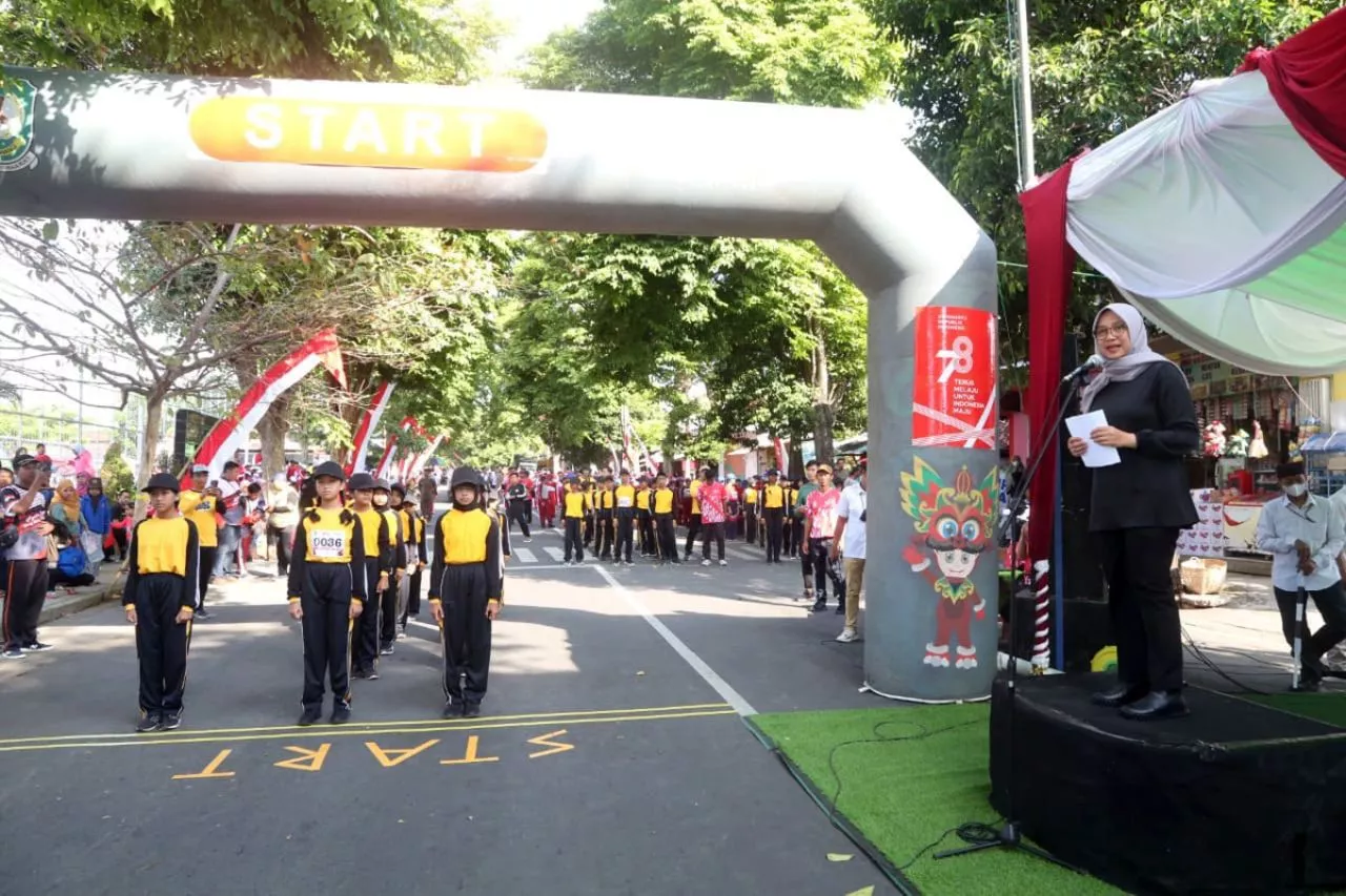Ipuk Fiestiandani Berangkatkan Gerak Jalan Pelajar Tingkat SD
