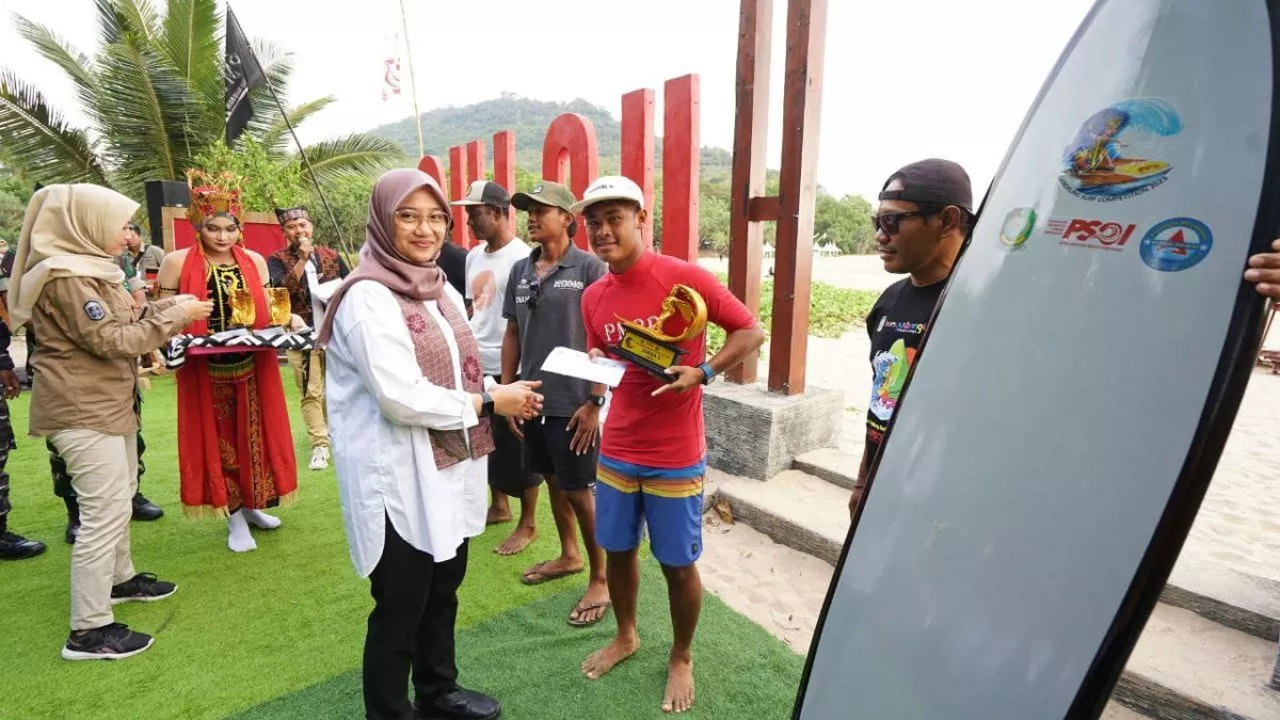 Ipuk Fiestiandani Menutup Gelaran Red Island Gandrung Surf Competition