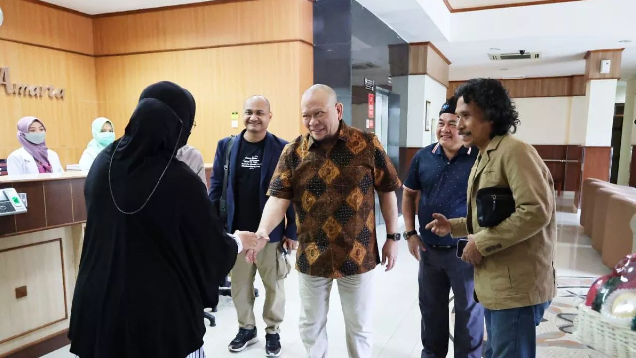 Ketua DPD RI Jenguk Cak Nun di RSUP Dr Sardjito Sleman, Doakan Lekas Pulih