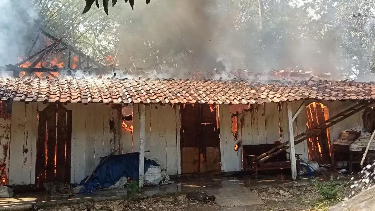 Kebakaran di Wirosari Grobogan Melalap Habis Rumah Kayu Milik Sukarjo