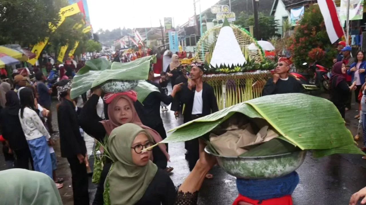 Ratusan Warga Glagah Banyuwangi Lakukan Kenduri Gelar Songo dengan 9 Tumpeng